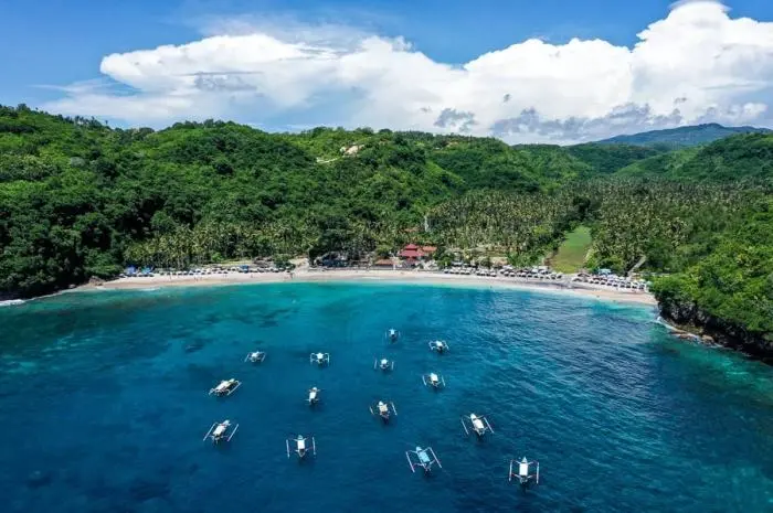 Crystal Bay Bali, Amazing Beach in Nusa Penida with Various Exciting Activities